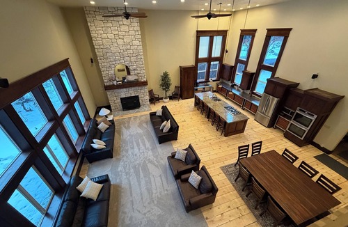 McCall Cabin | The Conifer Lodge in heart of Mccall. Central location for large gatherings!