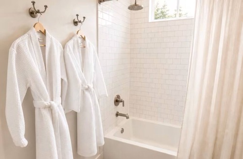 Woodinville Cottage | The Cottage on Hollywood Hill