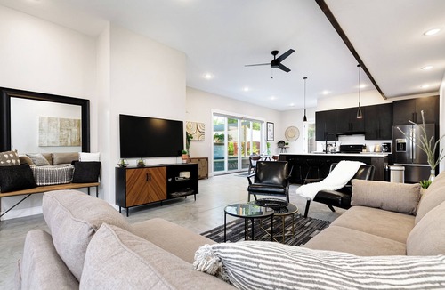 Veterans Park House | The Cottage & Villa combined to make a 5 bedroom, 3.5 bath stay that sleeps 12 . Great for weddings and local events, parents weekends, photo shoots, and family gatherings