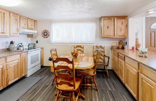 Cascade House | The Cottage Walk to Shops & Cascade Lake
