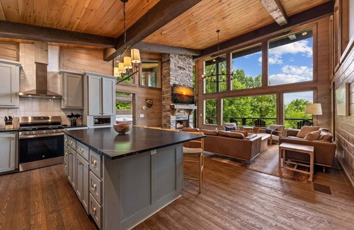 Ridges Over the Lake Cabin | The Day Hike - Pet Friendly | Mountain View | Outdoor Fireplace | Oversized Deck