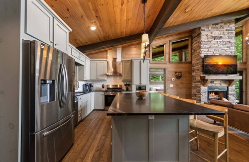 Ridges Over the Lake Cabin | The Day Hike - Pet Friendly | Mountain View | Outdoor Fireplace | Oversized Deck