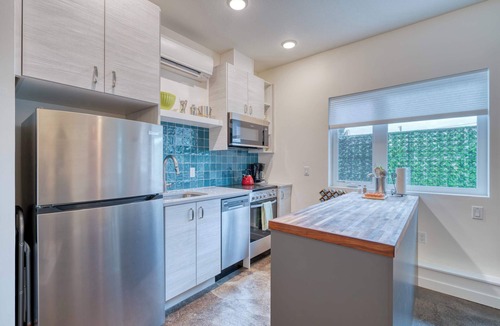 Hosford-Abernethy Apartment | The Division Street Funk Flat - 94 WalkScore