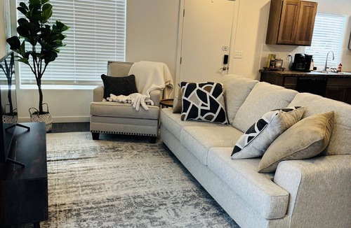 Hermiston House | The Emerald Escape 2BR/2BA King Suite