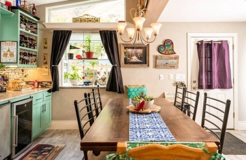 Riggins House | The Estate on Main St. sleeps 22 with 9 BR & 6 full BA in 2 separate buildings!