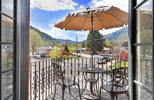 Murphy Apartment | The Executive Suite- Apartment near the river!
