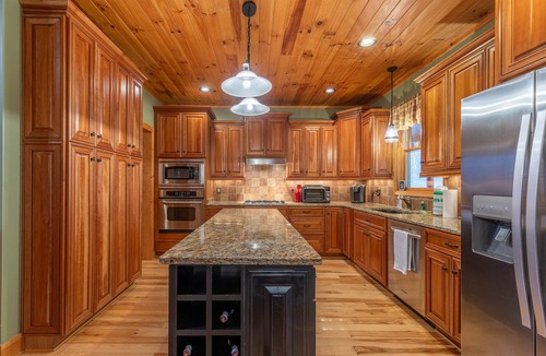 Lansing House | The Forge: Dog Friendly Cabin | Firepit | Gated community 15min to West Jefferson!