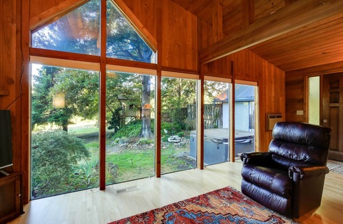 White Salmon House | ‘The Fusion’ Retreat on 4 Acres: Hike On-Site!
