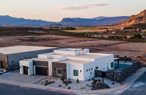 Hurricane House | The Gambit Luxury Zion Home Pool Hot Tub Sleeps 14