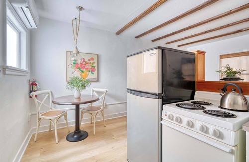Irvington Apartment | The Garden Cottage - Broadway Retreat - Walkable