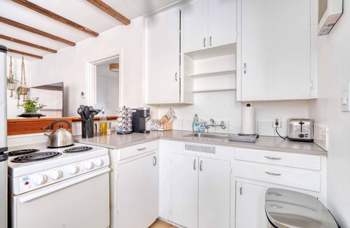 Irvington Apartment | The Garden Cottage - Broadway Retreat - Walkable