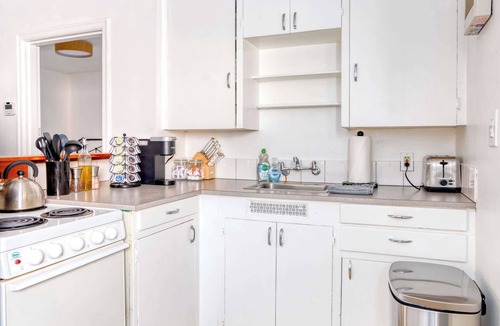 Irvington Apartment | The Garden Cottage - Broadway Retreat - Walkable