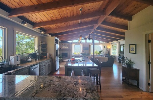 Ashland House | The Gem and Cottage of Ashland, Hot tub, Views