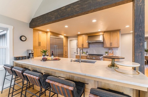 Bend Villa | The Gem Estate by AvantStay | Modern Farmhouse w/Lavender Fields + Hot Tub