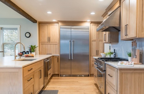 Bend Villa | The Gem Estate by AvantStay | Modern Farmhouse w/Lavender Fields + Hot Tub