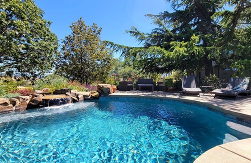 Ashland House | The Gem House ~ With a Pool, Relaxing Hot tub and Gorgeous Mountain Views!