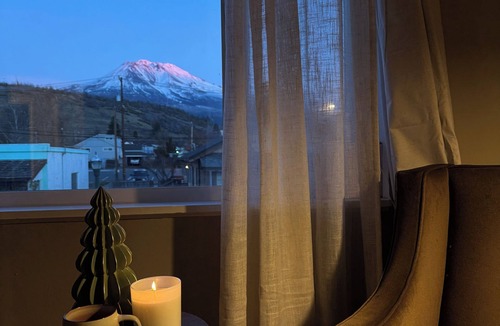 Weed Apartment | The Gilded Suite on Main