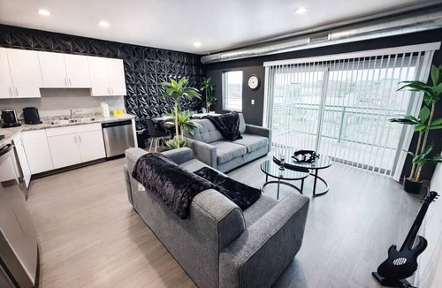 Downtown Des Moines Apartment | The Green & Onyx Escape