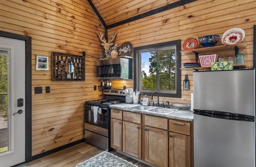 Campton Cabin | The Grey Squirrel Hideaway - Hot Tub , Fire-Pit, Pet-Friendly