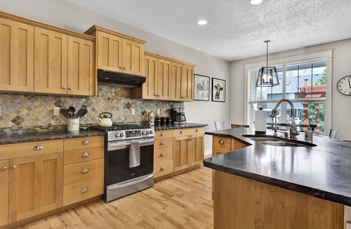 Garden City House | The Hearth Luxury Home Gym Access, Seasonal Pool