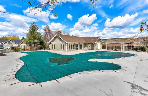 Garden City House | The Hearth Luxury Home Gym Access, Seasonal Pool