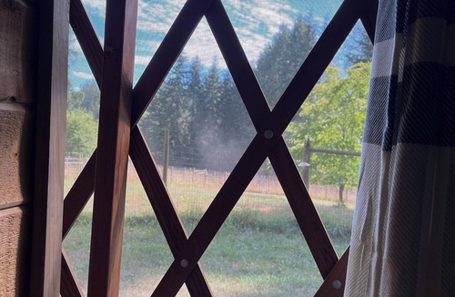 Clinton Cabin | The Hollow – Cozy Heritage Yurt Retreat Near Woods + Beach