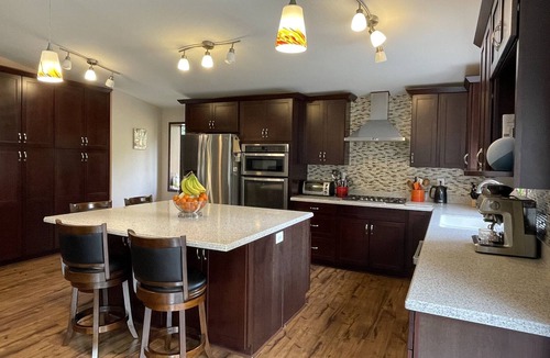 Cathcart House | The Hummingbird House- Wineries & Hot tub!