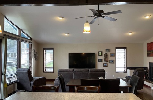 Cathcart House | The Hummingbird House- Wineries & Hot tub!