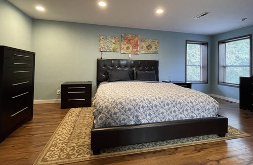 Cathcart House | The Hummingbird House- Wineries & Hot tub!