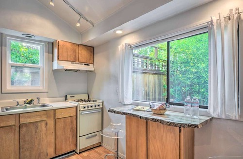 Siskiyou-Hargadine Historic District Cottage | The Indigo Cottage Five Min walk to Downtown Ashland