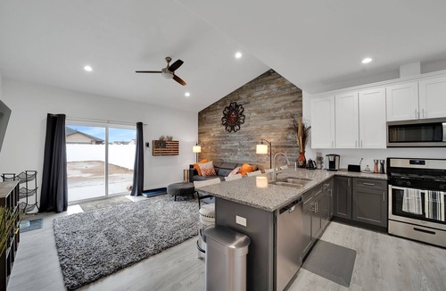Twin Falls House | The Jolly Rancher, Luxury Furnishings, Jet Tub, Fenced Yard, Corporate and Vaca