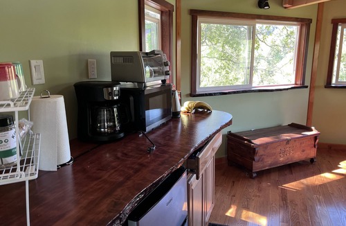 Cave Junction Cabin | The Kush Kabin! Deluxe treehouse on legal cannabis farm.