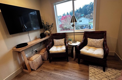 Turner House | "The Lake House"- Brand New 2BR Retreat w/King Bed- Elegant -Close to Wineries
