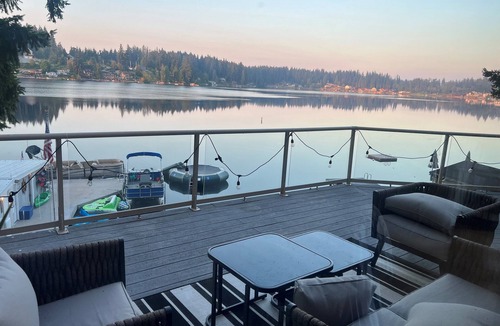 Eatonville House | The Lake House - Lakefront stay with Sauna and Hot Tub! 5 star living and views!