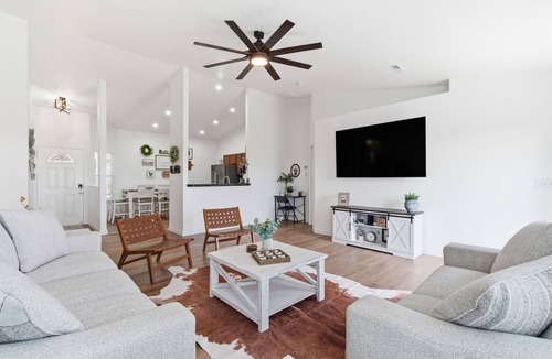 Caldwell House | The LAMA Ranch- Fabulous 3-bedroom charming farmhouse in Caldwell