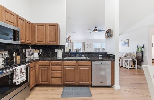 Caldwell House | The LAMA Ranch- Fabulous 3-bedroom charming farmhouse in Caldwell