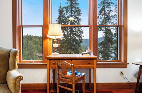 Hayden Lake House | The Lantern House | Lake Views, Fire Pit & Luxury