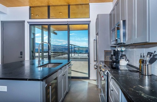 Quincy House | The Lazy Vine Lakehouse at the Gorge
