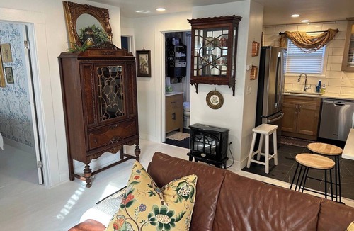 Cottage Grove House | The Little Pearl, Boutique Designer Cottage in Cottage Grove’s Historic District
