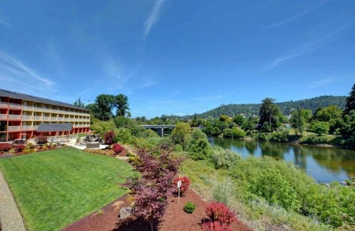 Roseburg Hotel | The Lodge at Roseburg