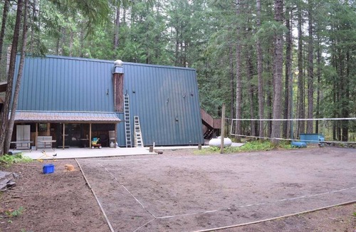 Packwood Cabin | The Lodge on Shawnee Trail | Wifi, Hot tub