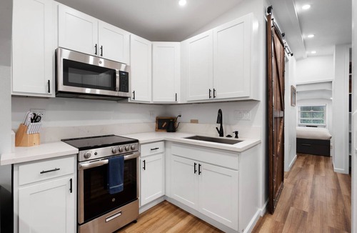 Oregon City Apartment | The Loft · Modern ADU · Private Deck · Dual Showers · 2BR · Oregon City