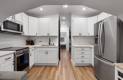 Oregon City Apartment | The Loft · Modern ADU · Private Deck · Dual Showers · 2BR · Oregon City