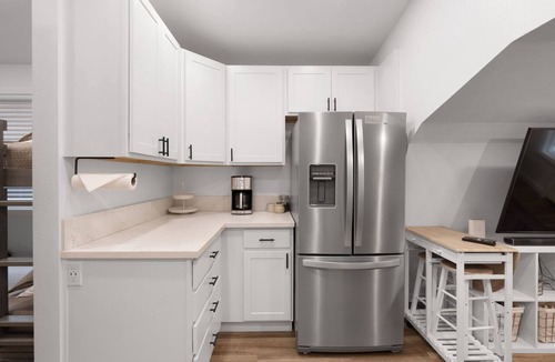 Oregon City Apartment | The Loft · Modern ADU · Private Deck · Dual Showers · 2BR · Oregon City