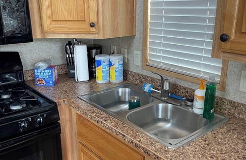 Six Lakes House | "THE LOFT" Sharp, Clean Fully Furnished Cozy 1-bedroom Park Model, Sleeps 6