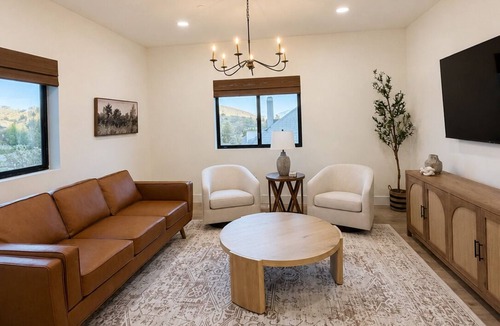 Lava Hot Springs House | The Lounge at Lava Hot Springs Unit A