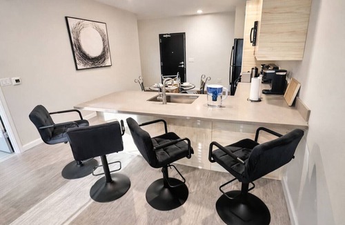Downtown Des Moines Apartment | The Luxe Black Haven (340)