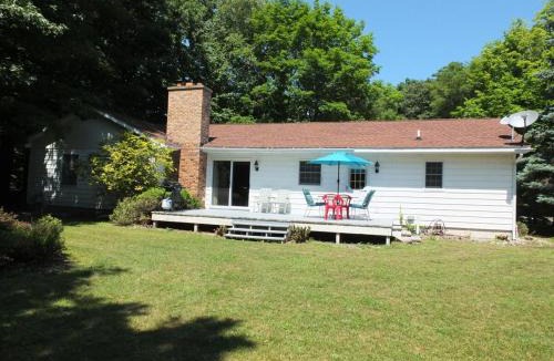 Frankfort House | The Maple Cottage - Walk to Beach & Lake Michigan