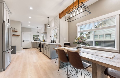 Puyallup House | The Modern Manor. A two bedroom, with loft, located in the heart of Puyallup.