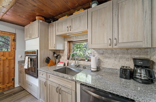 West Yellowstone Cabin | The Moose Bunkhouse: A spacious 4-bedroom retreat just 6 minutes from Yellowstone.